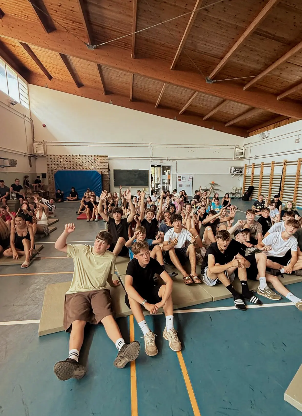 Gruppe am Lagerfeuer